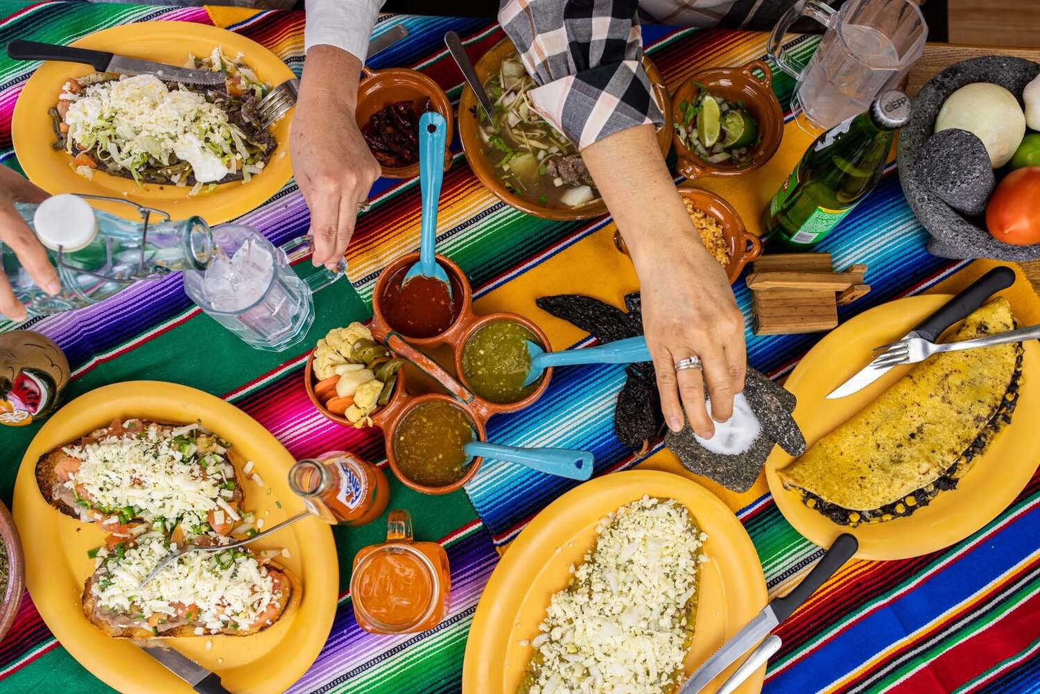 Una mesa servida para compartir en La Fogata